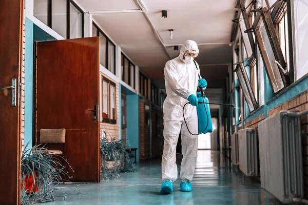 Longueur Totale Travailleur Uniforme Stérile Avec Masque Facial Tenant Pulvérisateur — Photo