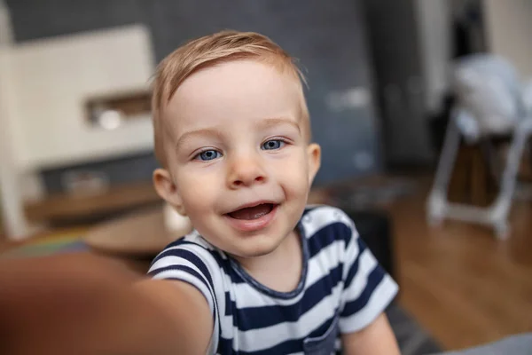 Närbild Söt Blond Småbarn Som Tar Selfie — Stockfoto