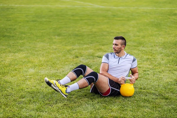 Kendini Formda Güçlü Çekici Bir Futbolcu Sahada Otururken Çaydanlık Zili — Stok fotoğraf