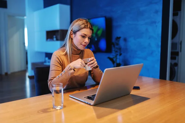 Joven Dedicada Impresionante Empresaria Rubia Sentada Casa Bebiendo Café Trabajando —  Fotos de Stock