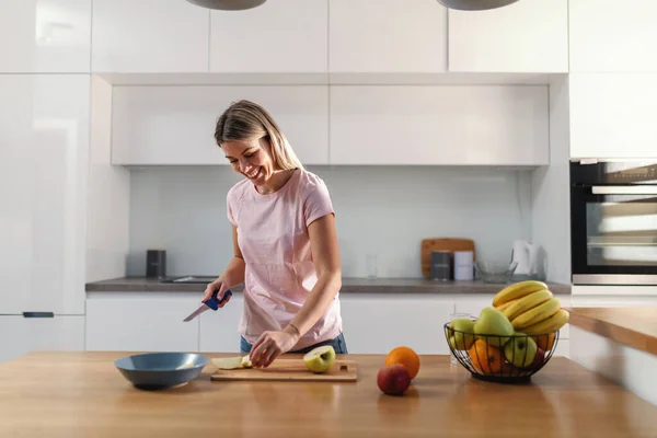 Linda Mulher Loira Sorridente Cozinha Frutas Picantes Vitaminas São Importantes — Fotografia de Stock