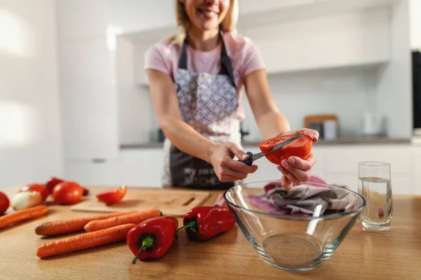 Close Mulher Cortando Tomate Orgânico Para Almoço Saudável — Fotografia de Stock