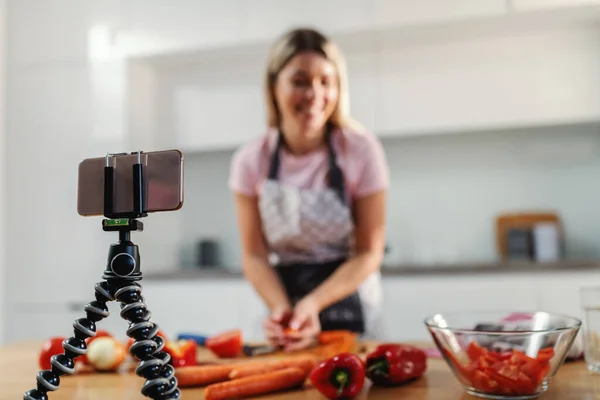 Primer Plano Del Teléfono Inteligente Trípode Ama Casa Filmándose Misma — Foto de Stock