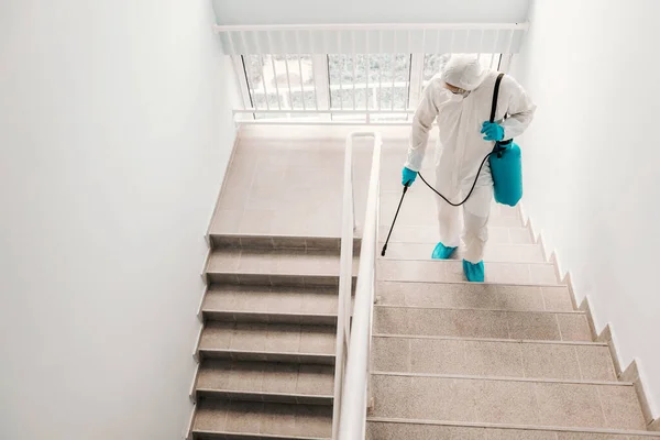 Trabalhador Uniforme Estéril Com Luvas Máscara Facial Esterilizando Escadas Escola — Fotografia de Stock