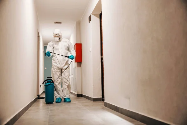 Comprimento Total Homem Terno Estéril Desinfetando Salão Edifício Protecção Contra — Fotografia de Stock