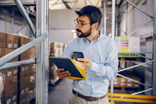 Junge Gutaussehende Bärtige Angestellte Halten Tablet Und Smartphone Den Händen — Stockfoto