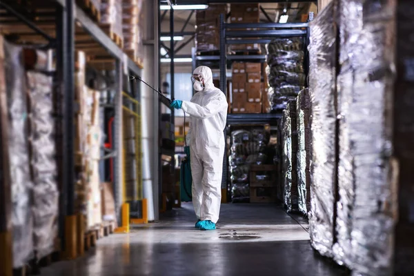 Mann Schutzanzug Und Maske Desinfiziert Lager Voller Lebensmittel Vom Coronavirus — Stockfoto