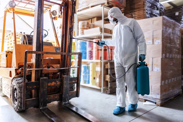 Arbeiter Steriler Uniform Mit Gummihandschuhen Die Eine Spritze Mit Desinfektionsmittel — Stockfoto