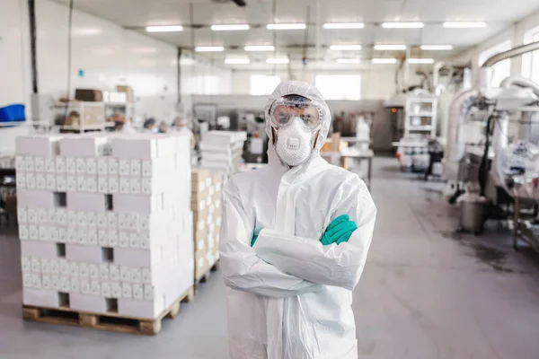 腕を組んで食品工場に立ってゴム手袋で保護制服の労働者が交差した コロナ発生の概念 — ストック写真