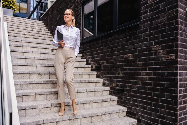 Модна Усміхнена Бізнес Леді Спускається Сходах Тримаючи Планшет Руках — стокове фото