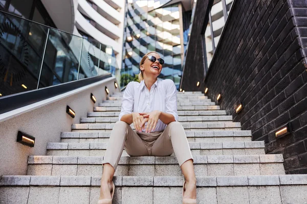 Sorrindo Glamourosa Atraente Positivo Elegante Loira Empresária Sentada Nas Escadas — Fotografia de Stock