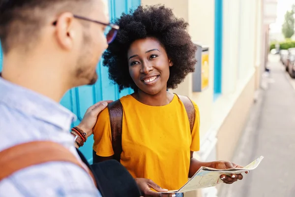 Jonge Mooie Afrikaanse Vrouw Die Straat Staat Glimlacht Kaart Vasthoudt — Stockfoto