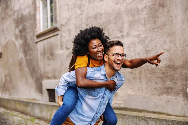 Casal Jovem Casal Multirracial Ter Piggyback Desfrutar Tempo Livre — Fotografia de Stock