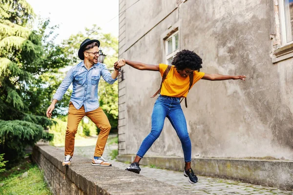 Jovem Atraente Casal Multirracial Divertindo Livre — Fotografia de Stock