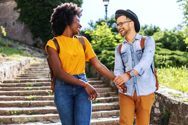 Joven Pareja Feliz Multicultural Cogida Mano Mientras Camina Por Las — Foto de Stock