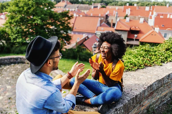 Jong Gelukkig Hipster Paar Zitten Buiten Een Oud Deel Van — Stockfoto