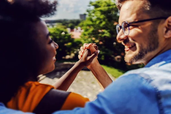 Närbild Unga Leende Mångkulturella Hipster Par Hålla Händer Och Sitta — Stockfoto