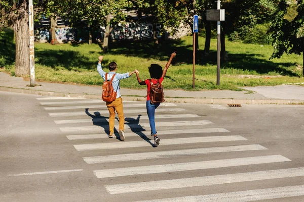 Joven Pareja Alegre Corriendo Por Calle Sonriendo —  Fotos de Stock