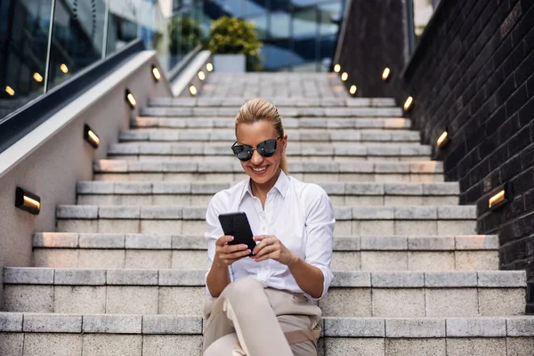 Lachende Prachtige Blonde Modieuze Zakenvrouw Zitten Trap Voorkant Van Het — Stockfoto