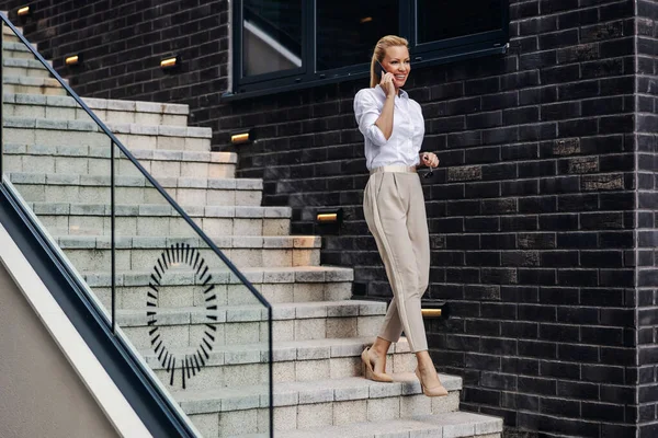 Usmívající Atraktivní Blond Módní Dáma Jde Dolů Schodů Mluví Telefonu — Stock fotografie