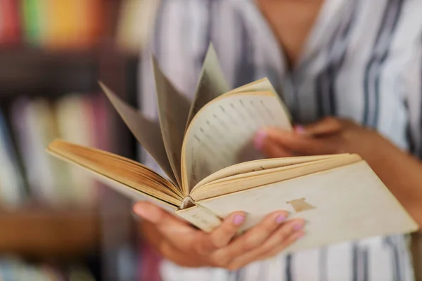 Closeup Van Meisje Browsen Boek Terwijl Staan Bibliotheek — Stockfoto