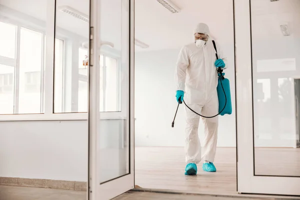 Trabalhador Uniforme Estéril Branco Com Luvas Borracha Máscara Exploração Pulverizador — Fotografia de Stock