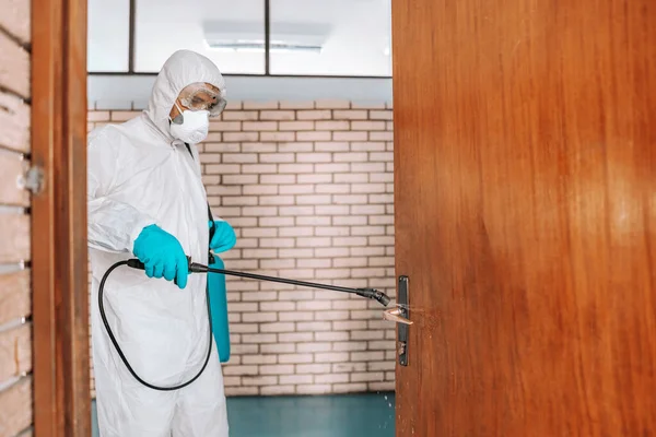 Trabalhador Uniforme Estéril Branco Com Luvas Borracha Máscara Realização Pulverizador — Fotografia de Stock