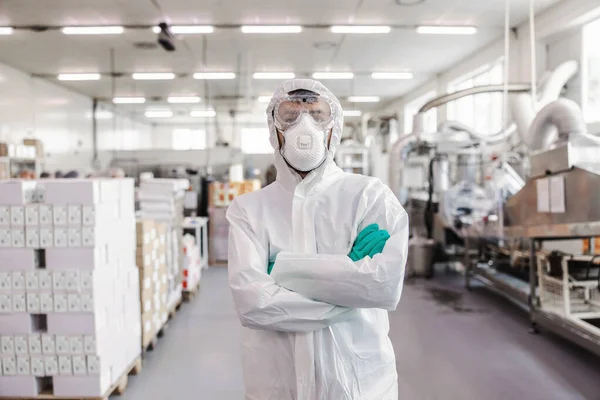 Pracovník Ochranné Uniformě Gumovými Rukavicemi Stojící Továrně Potraviny Zkříženýma Rukama — Stock fotografie