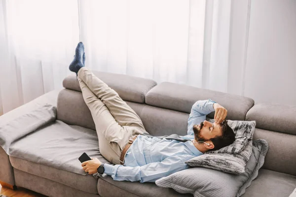 Mladý Atraktivní Vousatý Zaměstnanec Oblečený Elegantně Ležet Pohovce Obývacím Pokoji — Stock fotografie