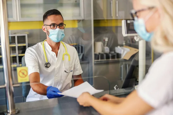 Junge Ärztin Mit Gummihandschuhen Gesichtsmaske Steriler Uniform Die Einem Patienten — Stockfoto