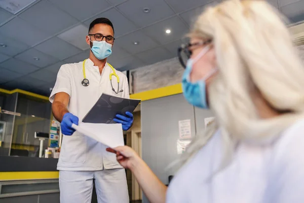 Junge Ärztin Mit Gummihandschuhen Mundschutz Steriler Uniform Die Einer Blonden — Stockfoto