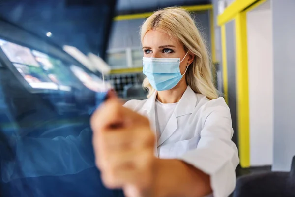 Engagierter Arzt Der Die Lungen Des Patienten Röntgt Und Anschaut — Stockfoto