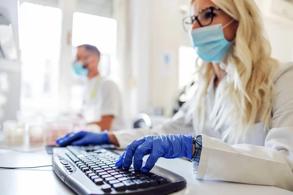 Assistente Laboratório Loiro Atraente Sentado Laboratório Inserindo Dados Computador Fundo — Fotografia de Stock