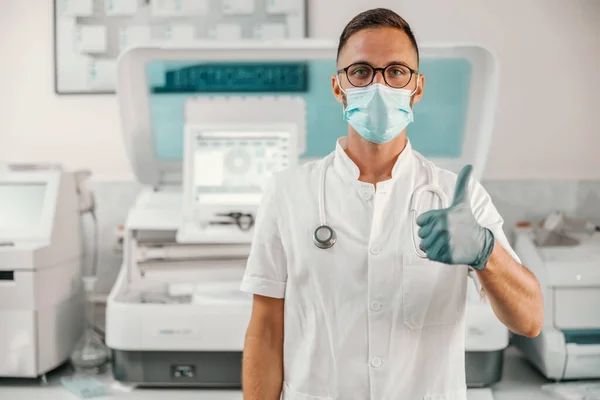 Giovane Medico Con Guanti Gomma Maschera Facciale Piedi Ospedale Mostrando — Foto Stock