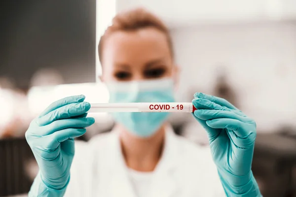Assistente Laboratório Segurando Cotonete Com Teste Vírus Corona — Fotografia de Stock