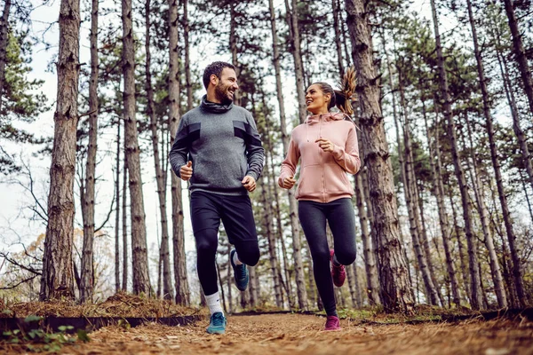 Longitud Completa Alegre Pareja Joven Ropa Deportiva Corriendo Naturaleza Concepto — Foto de Stock