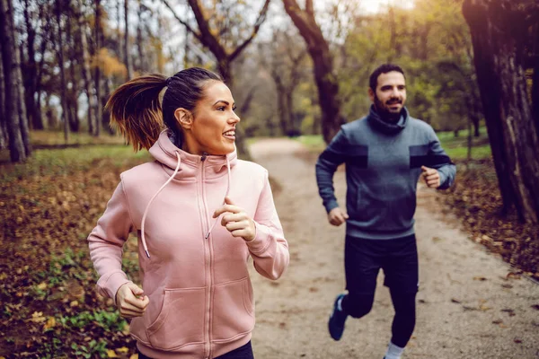 Spor Giyim Mağazasında Erkek Arkadaşıyla Yarışırken Gülümseyen Güzel Beyaz Tenli — Stok fotoğraf