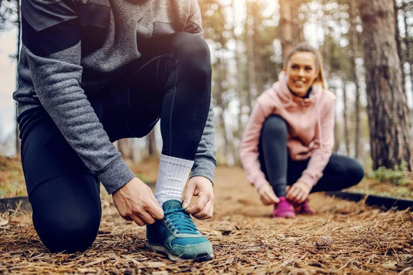 Joven Deportivo Atándose Cordón Zapatilla Preparándose Para Correr Fondo Está — Foto de Stock