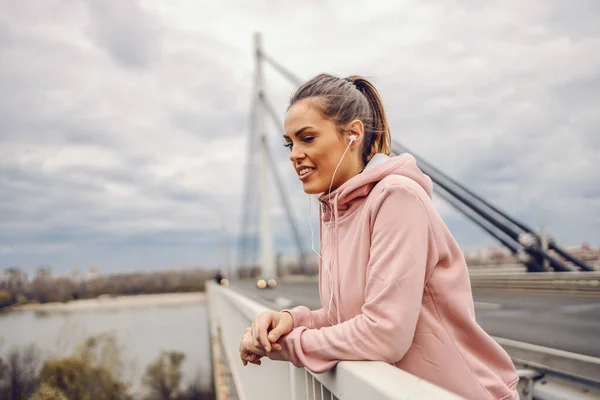 Schöne Junge Sportlerin Lehnt Brückengeländer Ruht Sich Aus Hört Musik — Stockfoto