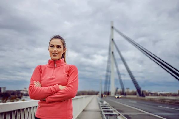 Orgullosa Hermosa Deportista Sonriente Ropa Deportiva Pie Puente Con Los — Foto de Stock