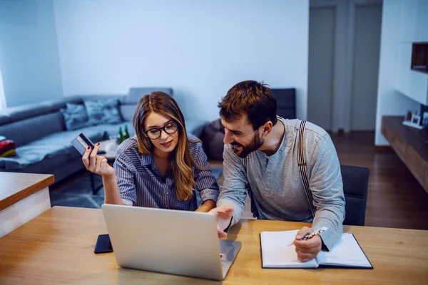 Jovem Casal Alegre Sentado Mesa Jantar Usando Laptop Para Compras — Fotografia de Stock