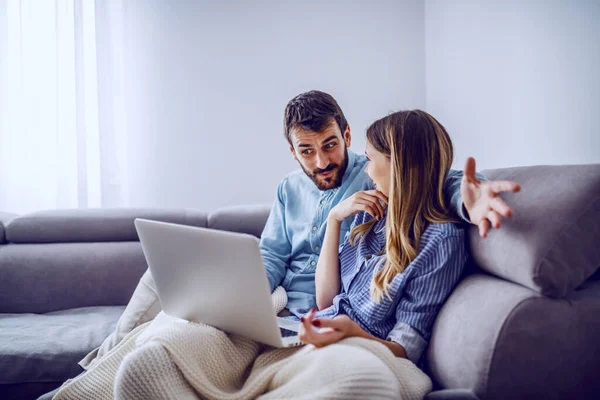 Jonge Knappe Blanke Echtpaar Bedekt Met Deken Zitten Bank Woonkamer — Stockfoto