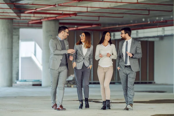 Small Group Businesspeople Walking Building Construction Process Talking — Stock Photo, Image
