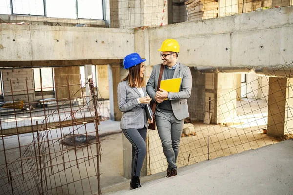 Två Arkitekter Klättrar Trappan Inne Byggnaden Byggprocessen Och Talar Förnyelse — Stockfoto