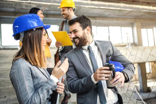 Grupo Arquiteto Apaixonado Descendo Escadas Falando Sobre Grande Projeto Construção — Fotografia de Stock