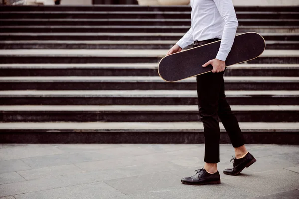 Cropped Image Homme Chemise Marchant Extérieur Tenant Skateboard Sous Les — Photo