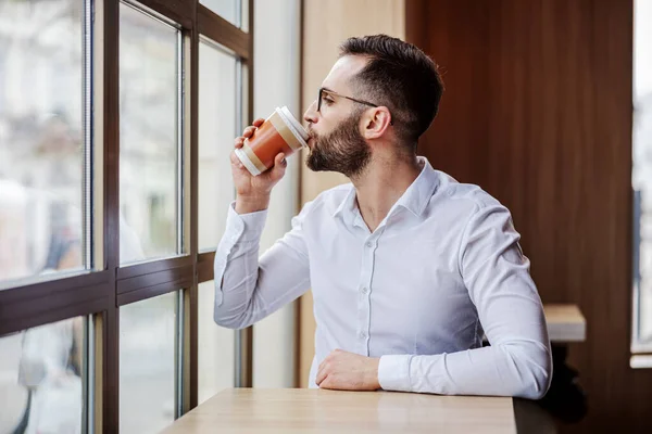 ชายหน มหน าตาด วหร หรา งอย ในโรงอาหารข างหน และด มกาแฟจากถ — ภาพถ่ายสต็อก