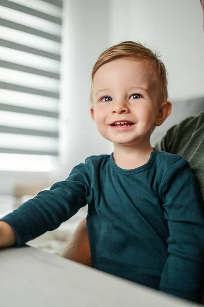 Mignon Petit Garçon Souriant Assis Sur Les Genoux Papa Regardant — Photo