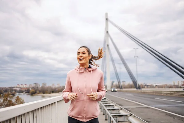 Glückliche Sportlerin Mit Gesunden Gewohnheiten Sportkleidung Die Bei Trübem Wetter — Stockfoto