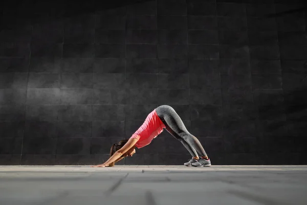 Zijaanzicht Van Aantrekkelijke Pasvorm Kaukasische Brunette Sportkleding Met Paardenstaart Stretching — Stockfoto